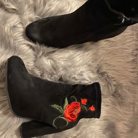 Black 4 inch heels boots with floral details - Picture 2 of 3
